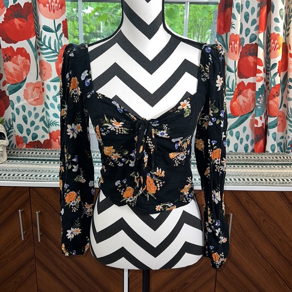 Urban Outfitters Black Floral Rosalind Puff Sleeve Crop Top - Picture 5 of 14